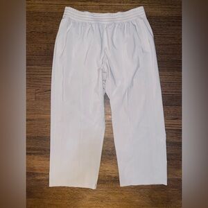 EUC Lululemon size 12 lightweight beige cream cropped pants with pockets 22”